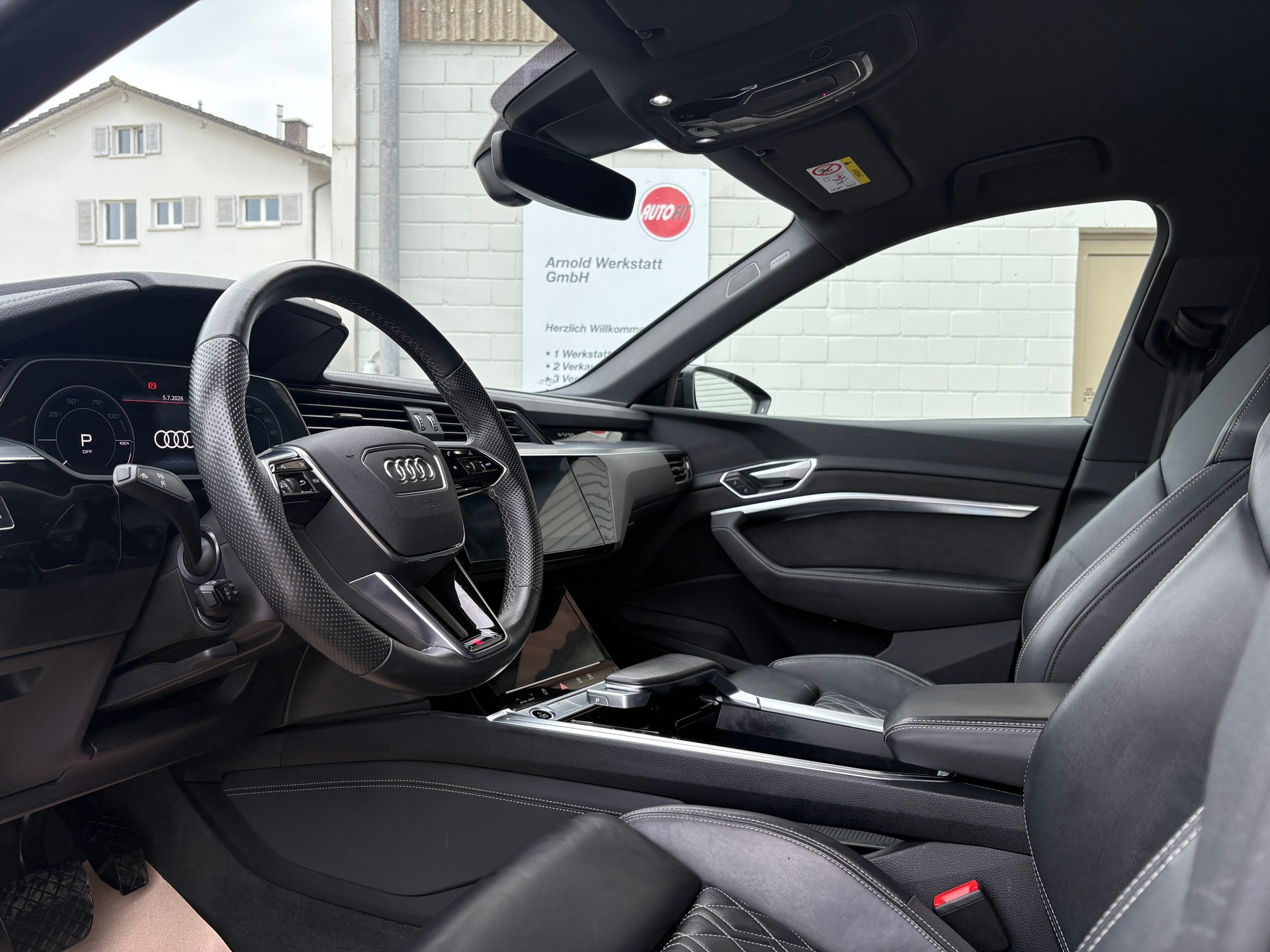 AUDI e-tron 55 S Line Black Edition quattro-image-6