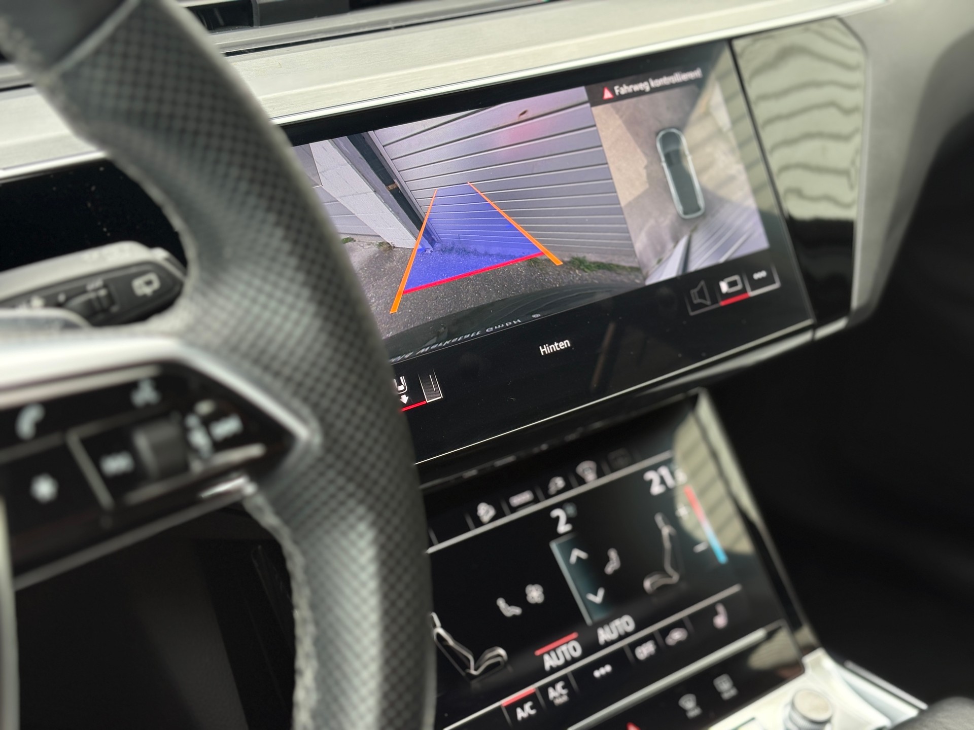 AUDI e-tron 55 S Line Black Edition quattro-image-10