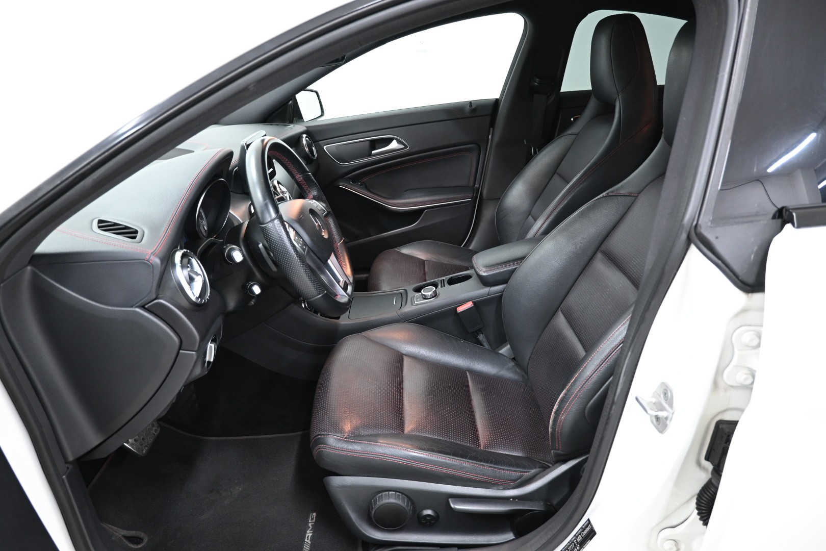 MERCEDES-BENZ CLA 200 AMG Line 7G-DCT-image-12