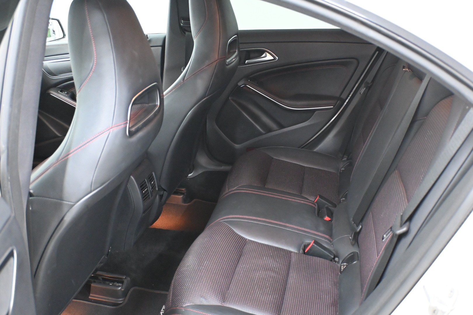 MERCEDES-BENZ CLA 200 AMG Line 7G-DCT-image-8