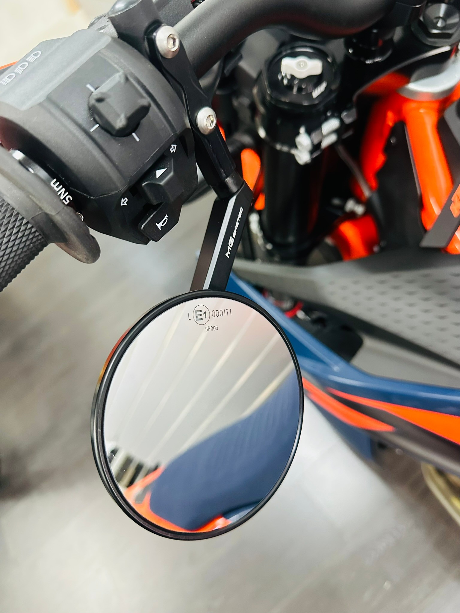 KTM 690 SMC R ABS (35 kW)-image-4