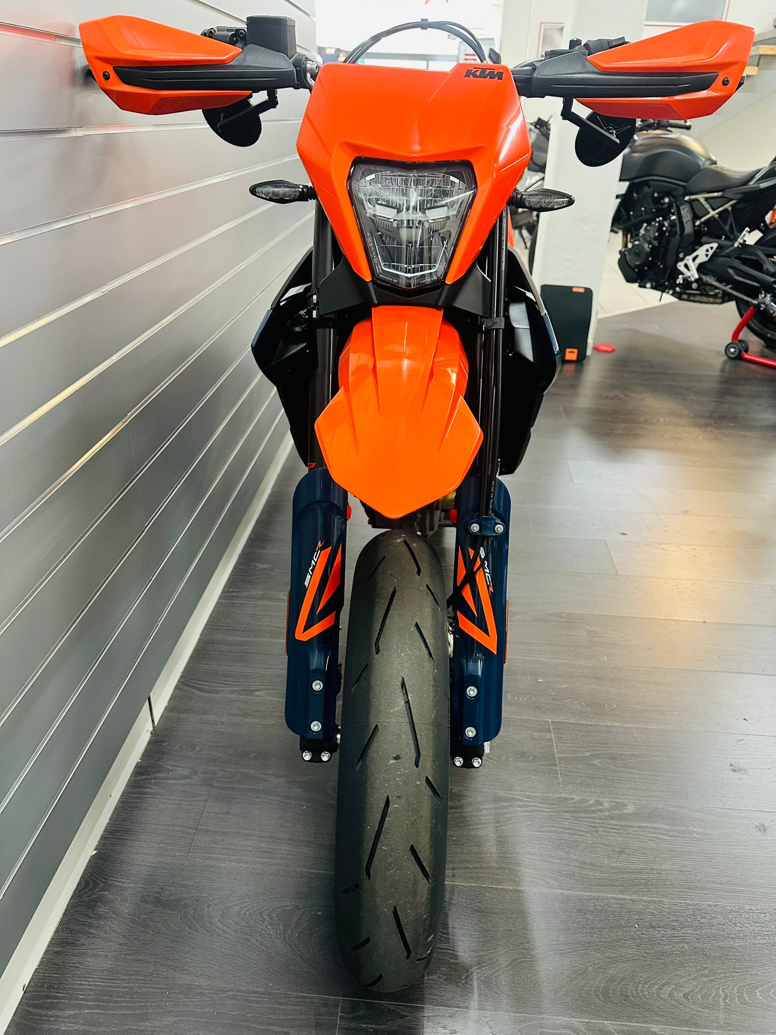 KTM 690 SMC R ABS (35 kW)-image-6
