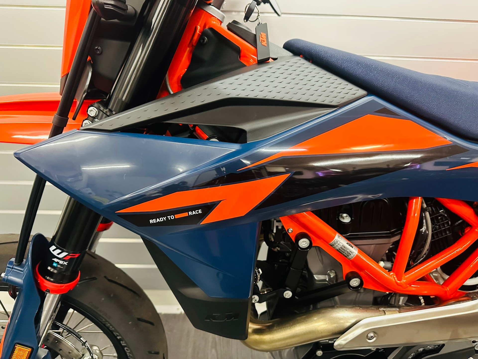 KTM 690 SMC R ABS (35 kW)-showroom-element-1