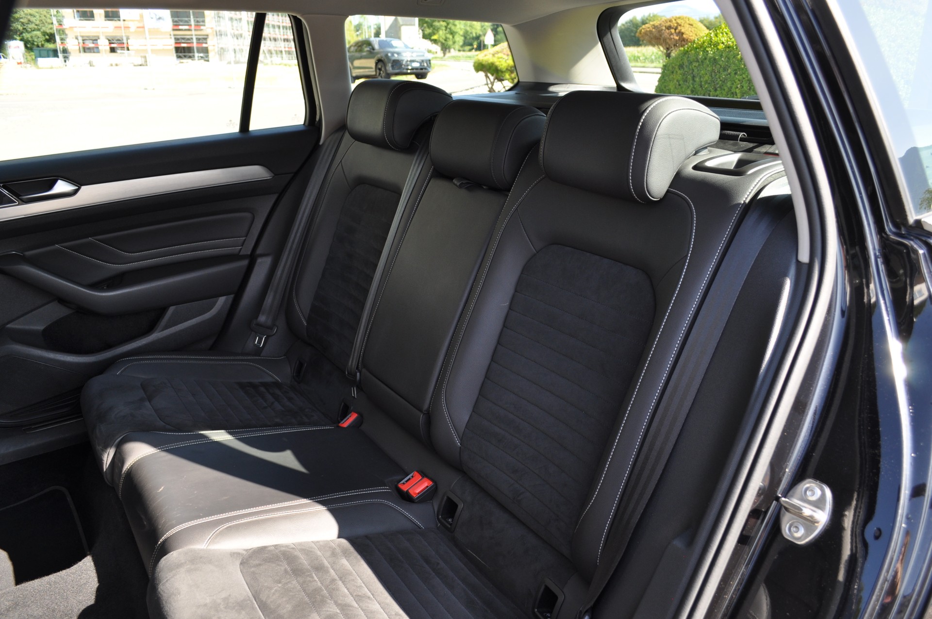 VW Passat Variant 2.0 TSI Elegance 4Motion DSG-image-12