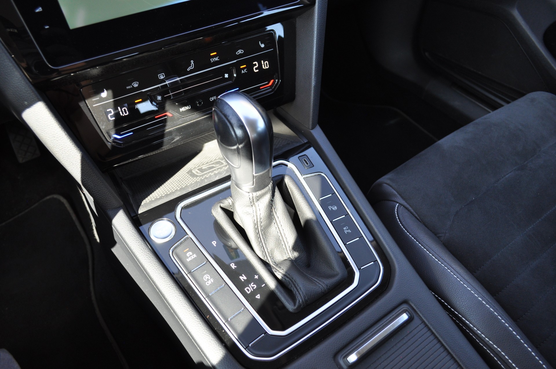 VW Passat Variant 2.0 TSI Elegance 4Motion DSG-image-10