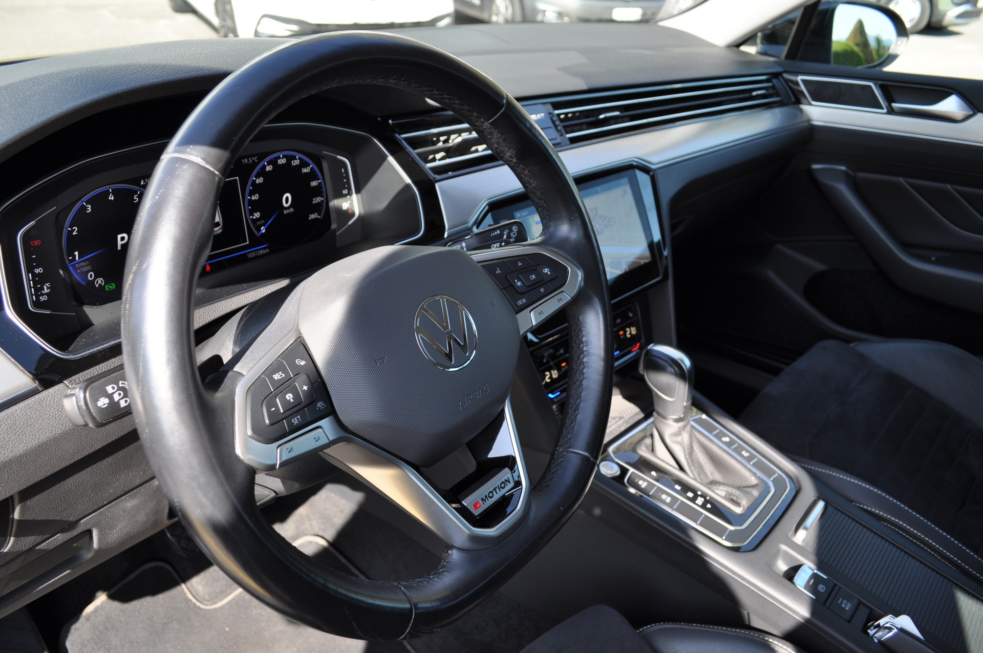 VW Passat Variant 2.0 TSI Elegance 4Motion DSG-image-6
