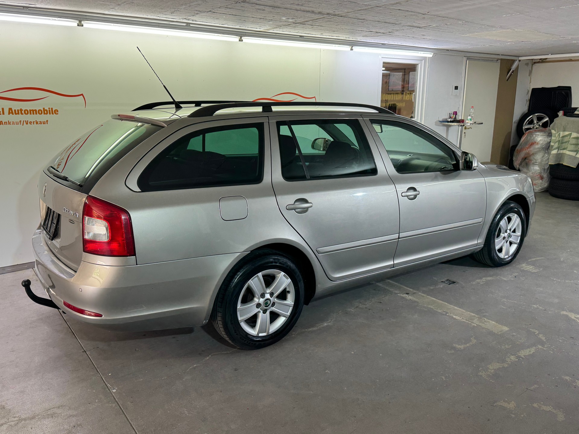 SKODA Octavia Combi 1.6 TDI Stöckli 4x4-image-2
