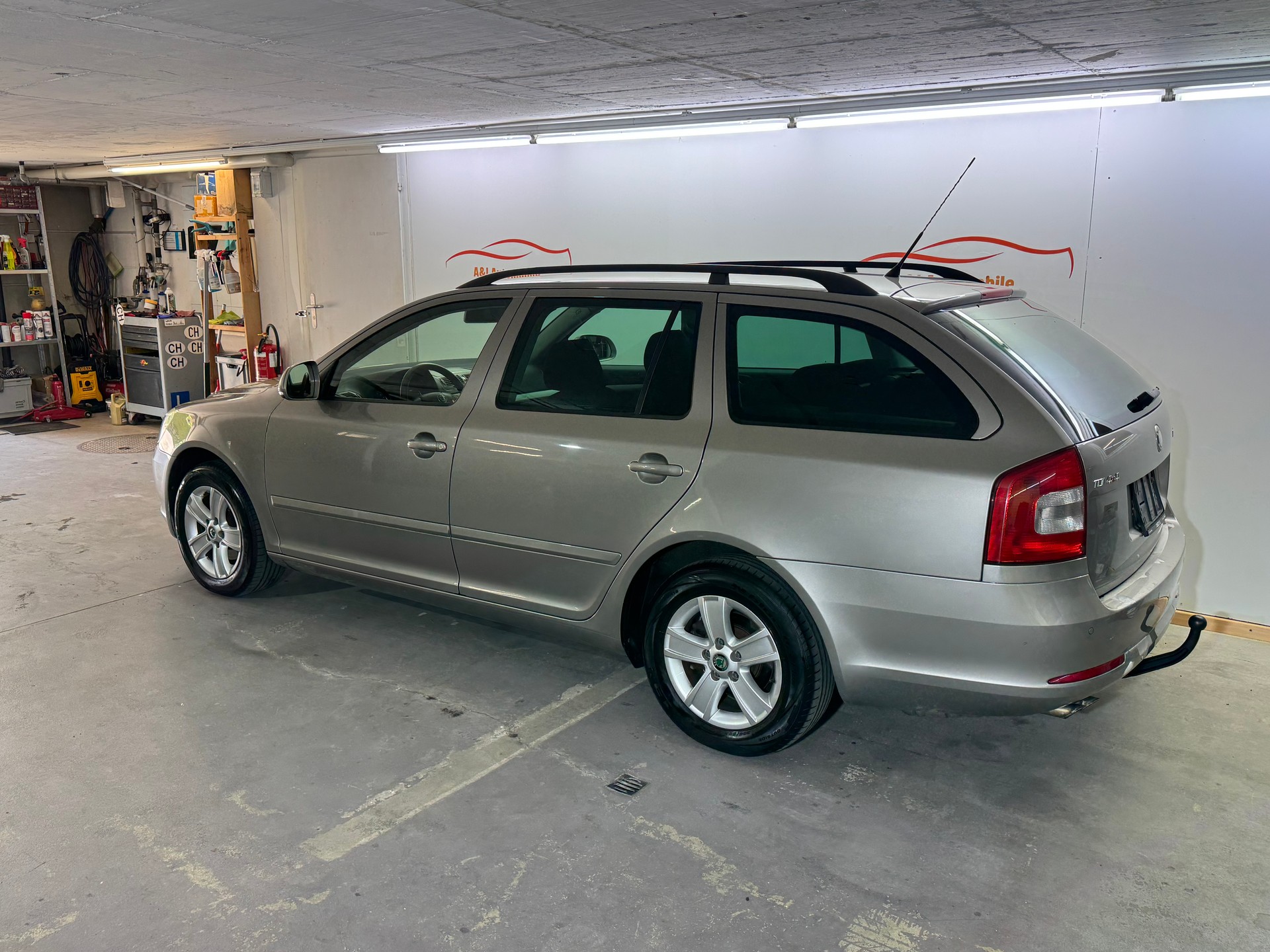 SKODA Octavia Combi 1.6 TDI Stöckli 4x4-image-3