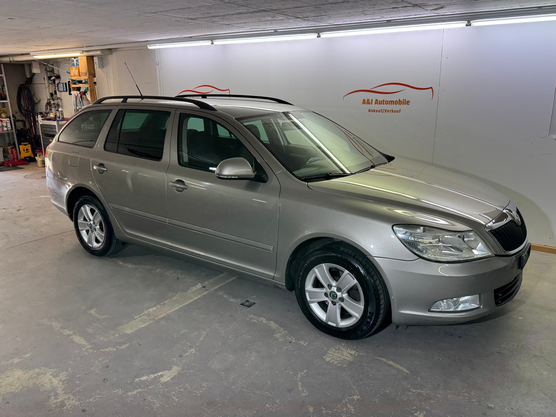 SKODA Octavia Combi 1.6 TDI Stöckli 4x4-image-1