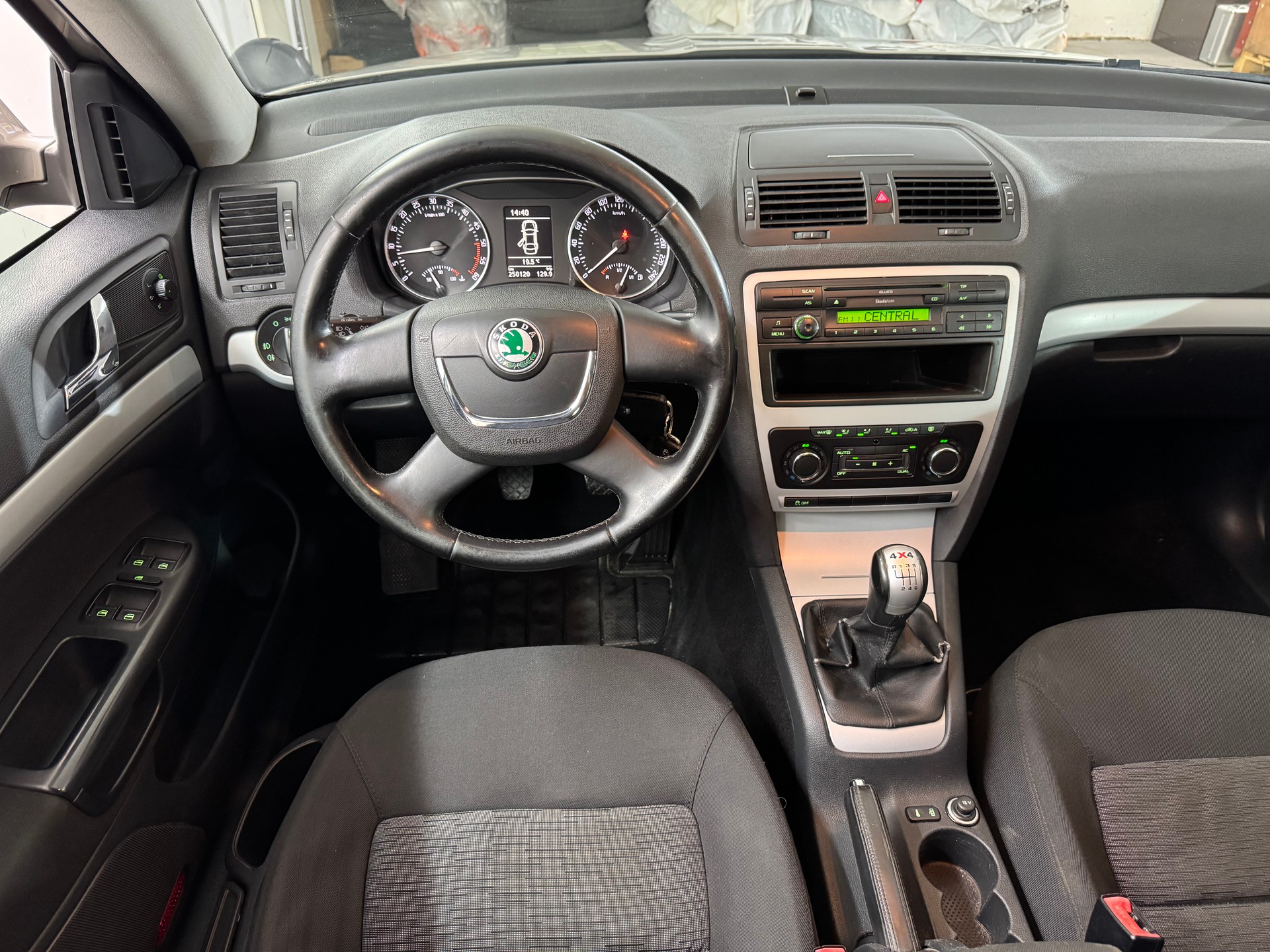 SKODA Octavia Combi 1.6 TDI Stöckli 4x4-image-6