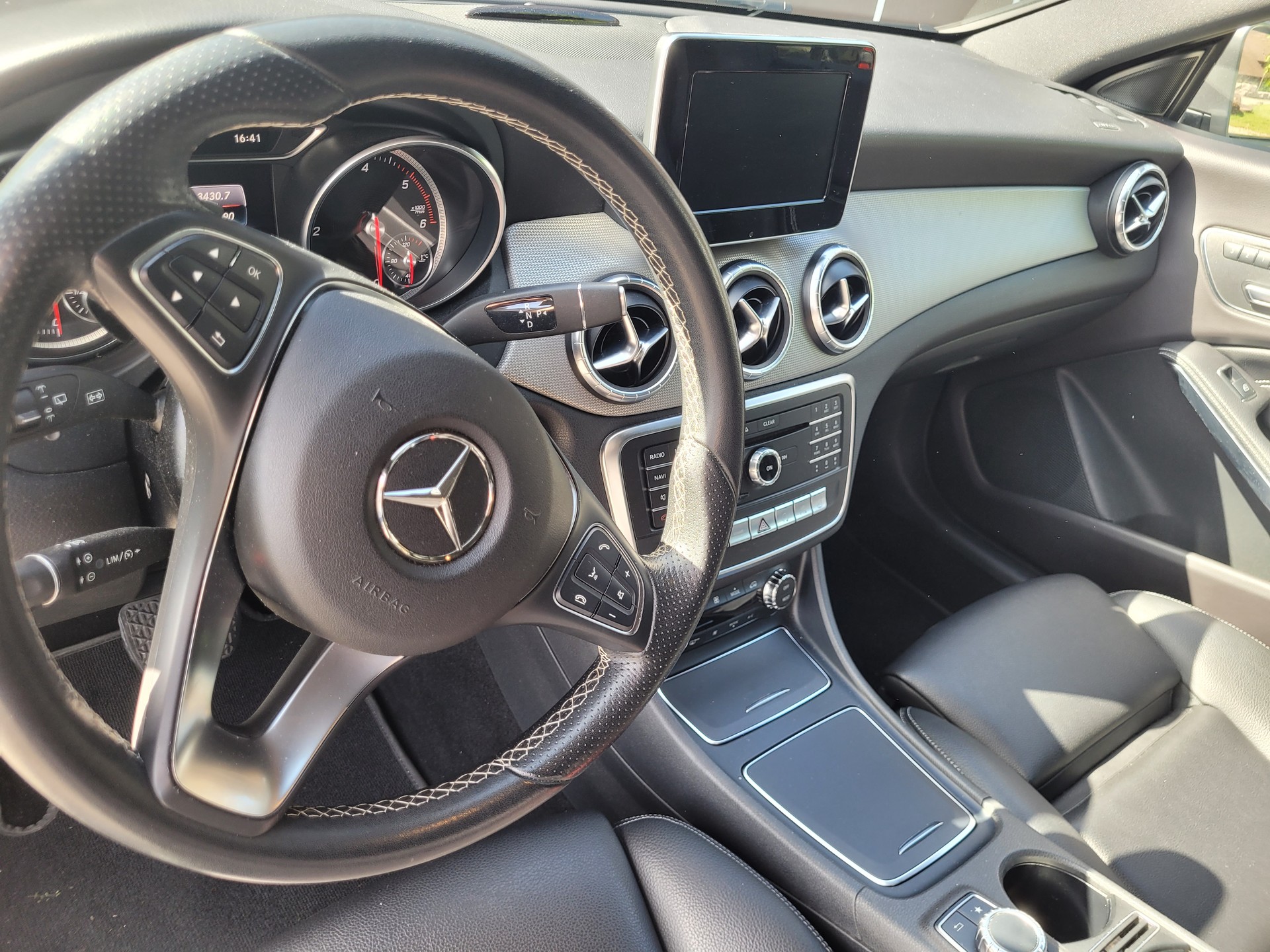 MERCEDES-BENZ CLA 220 d-image-4