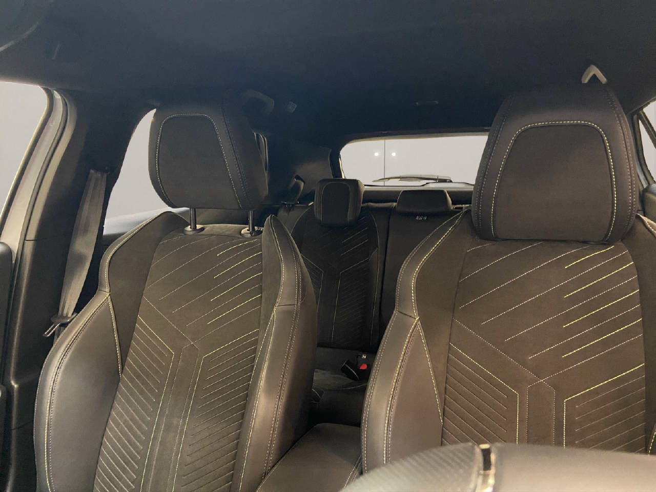 PEUGEOT 2008 1.2 Hybrid 145 GT-image-11