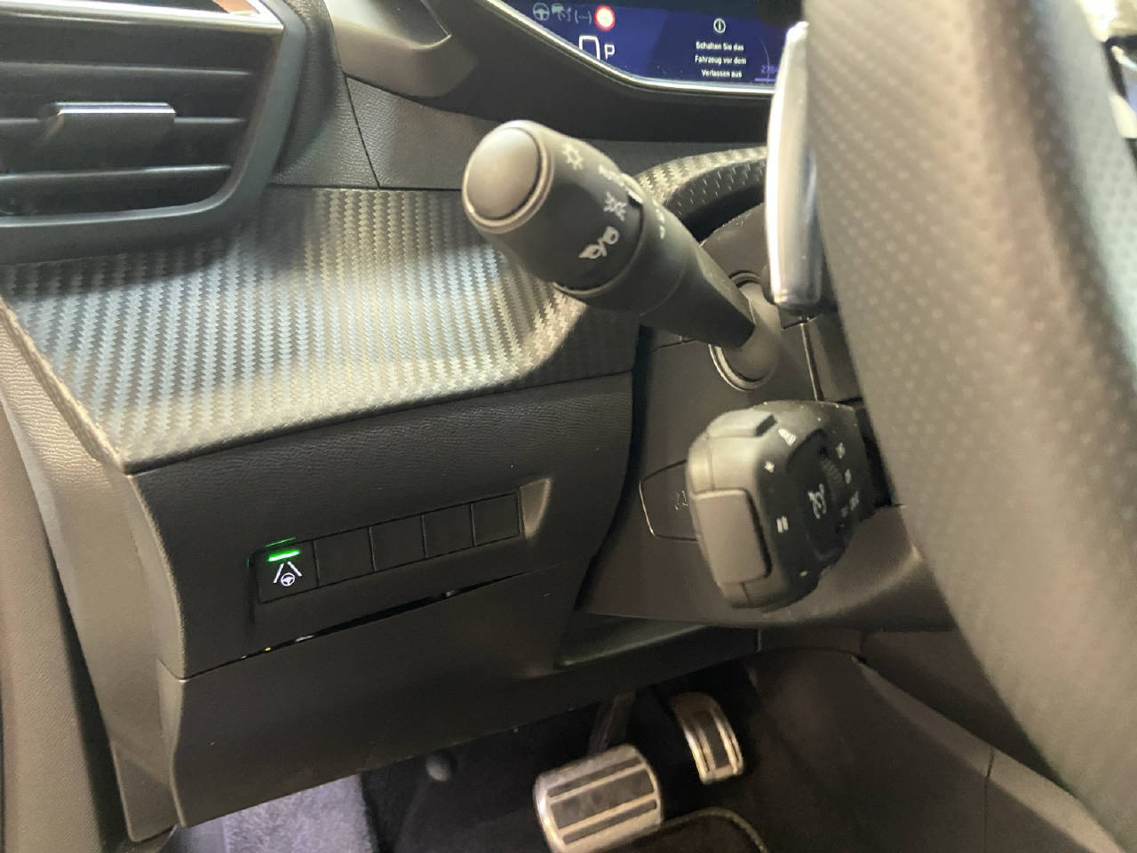 PEUGEOT 2008 1.2 Hybrid 145 GT-image-10
