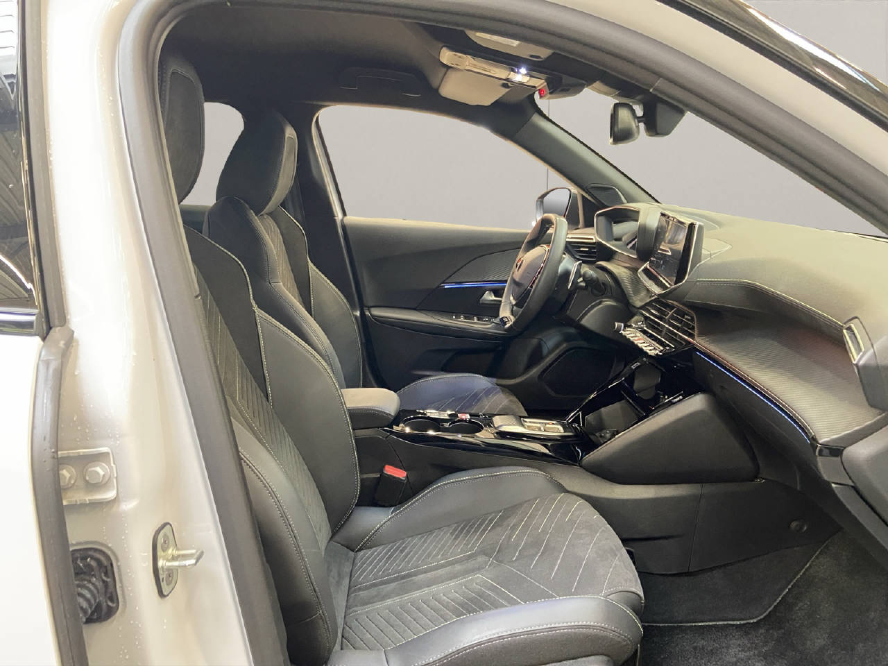 PEUGEOT 2008 1.2 Hybrid 145 GT-image-12