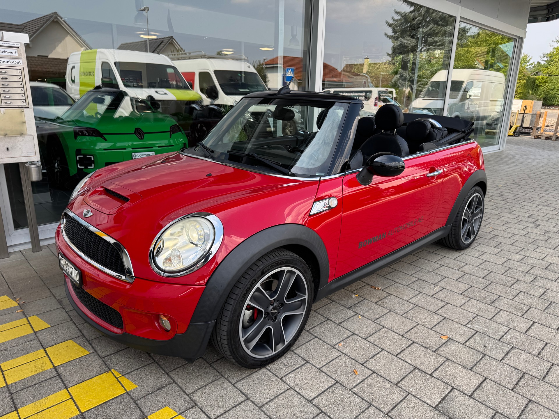 MINI Cooper S Cabriolet-image-1