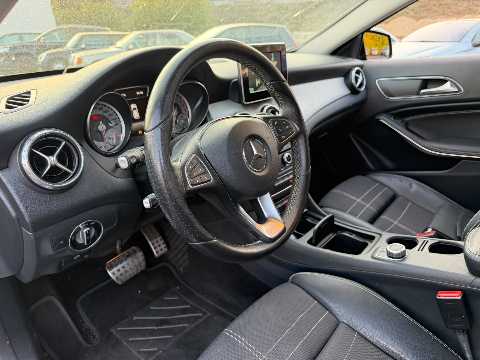 MERCEDES-BENZ GLA 200 Night Star 7G-DCT-image-9