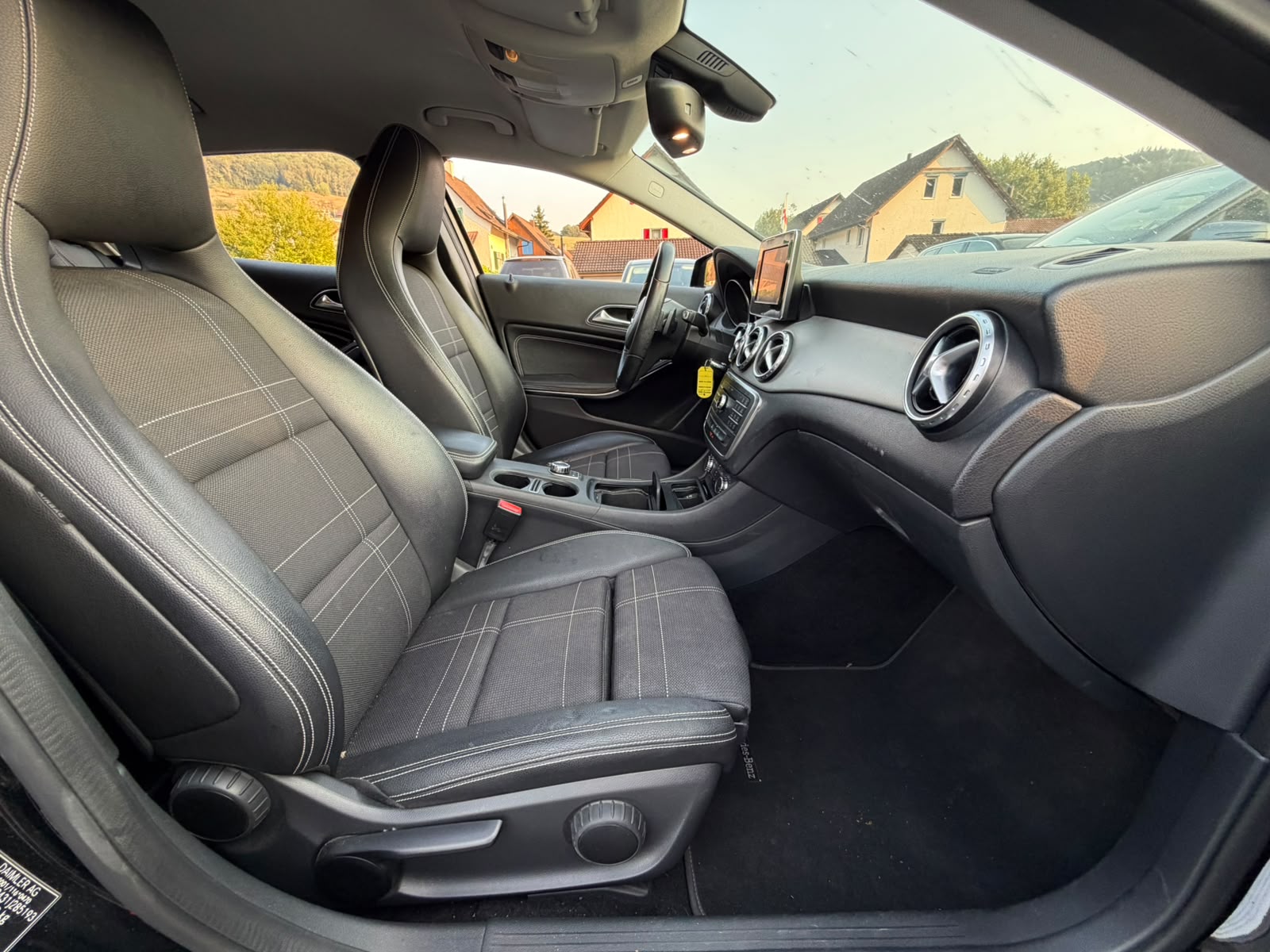 MERCEDES-BENZ GLA 200 Night Star 7G-DCT-image-14