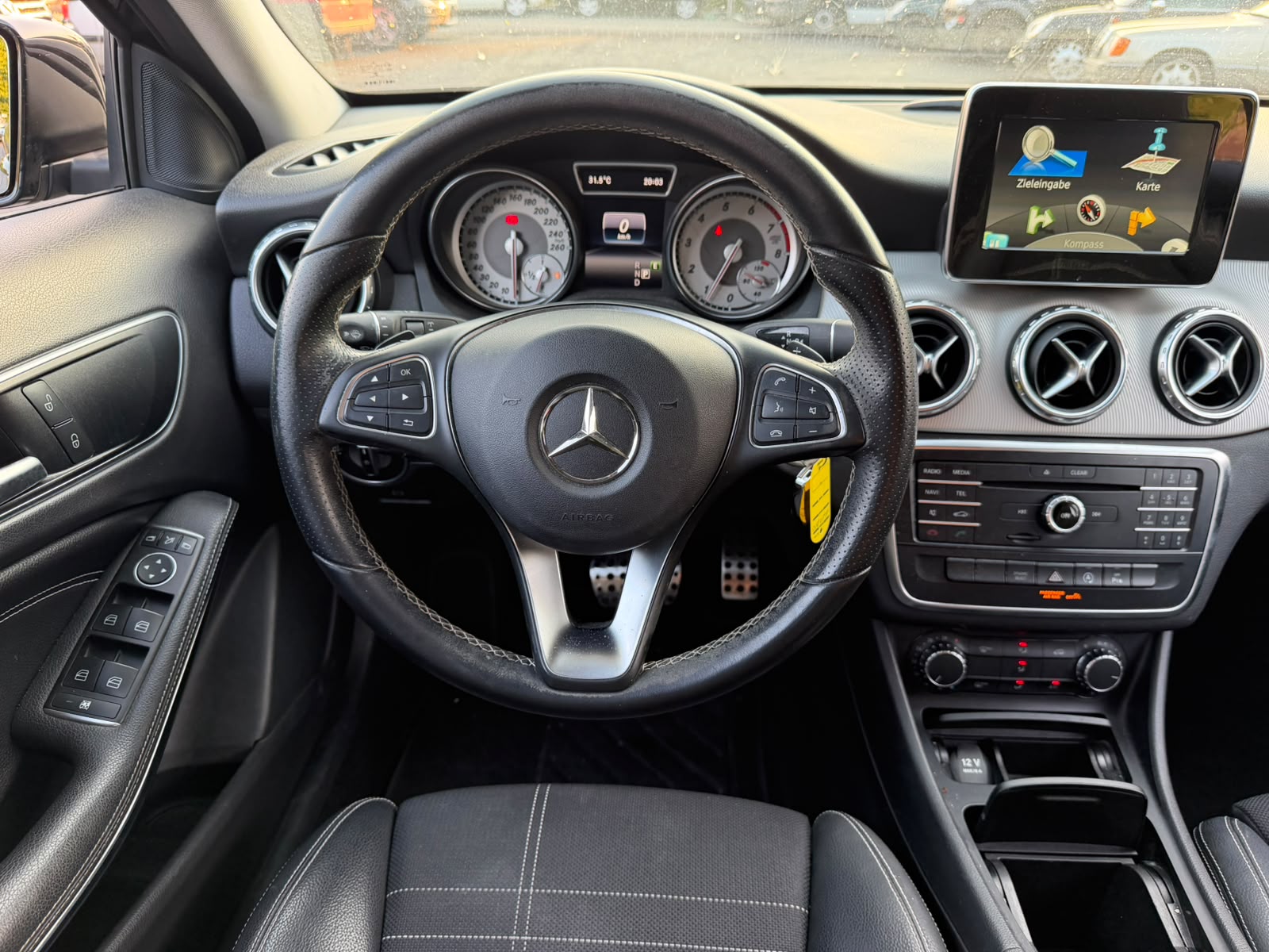 MERCEDES-BENZ GLA 200 Night Star 7G-DCT-image-17