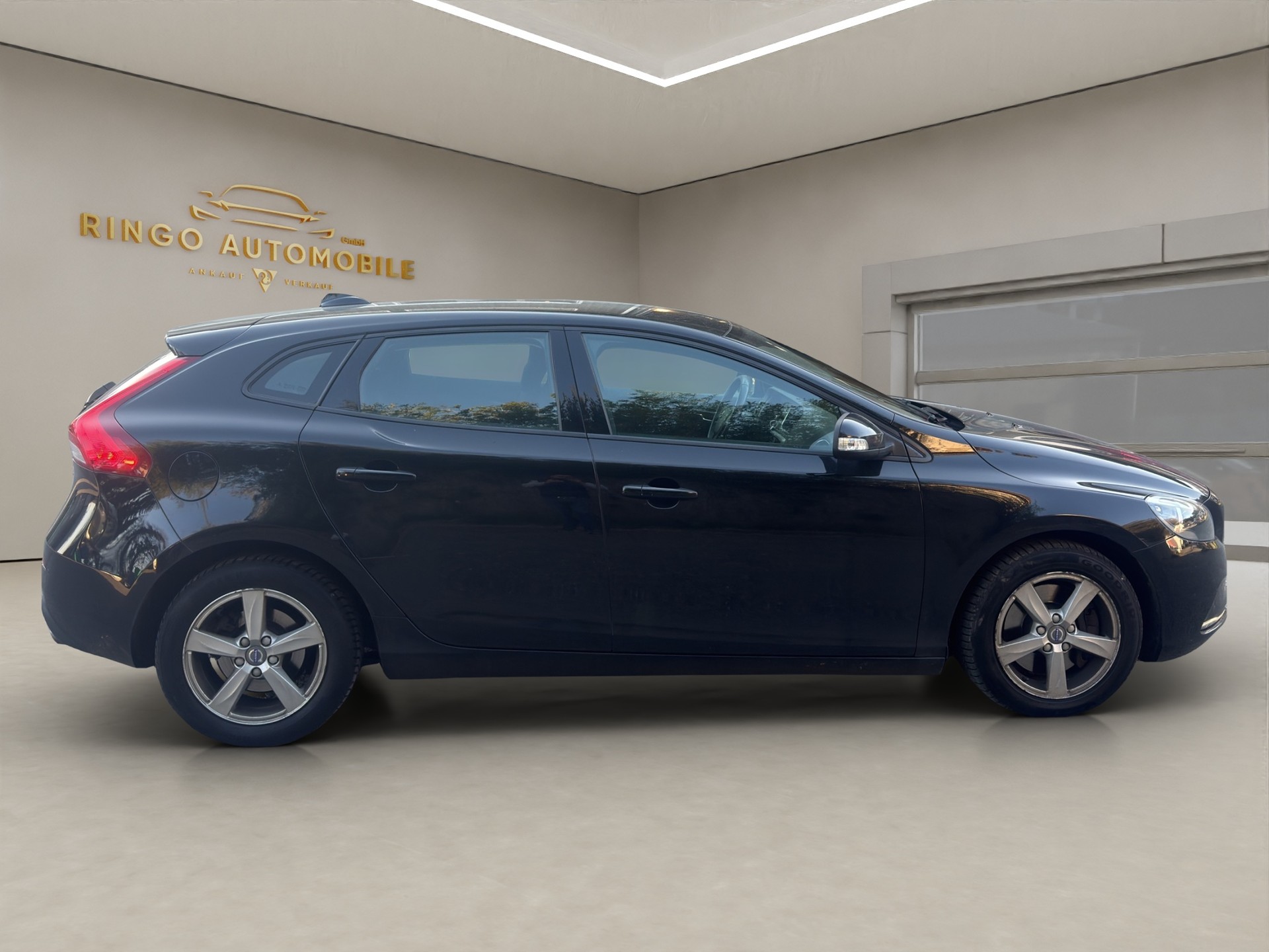 VOLVO V40 D3 Momentum Geartronic-image-6