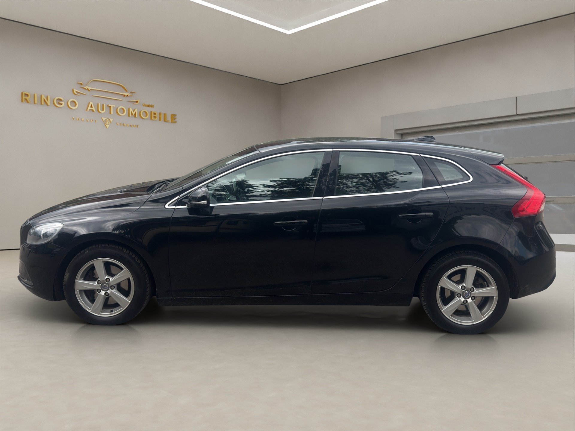 VOLVO V40 D3 Momentum Geartronic-image-3