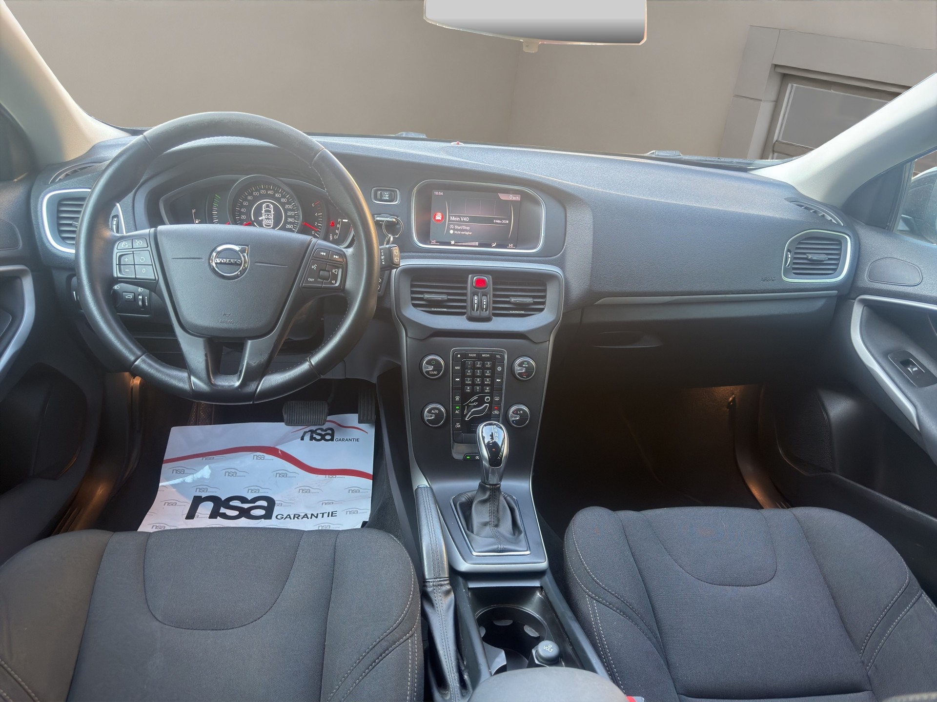 VOLVO V40 D3 Momentum Geartronic-image-10