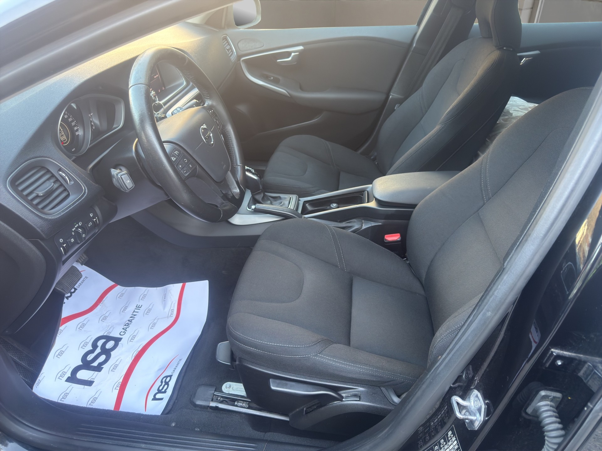 VOLVO V40 D3 Momentum Geartronic-image-7