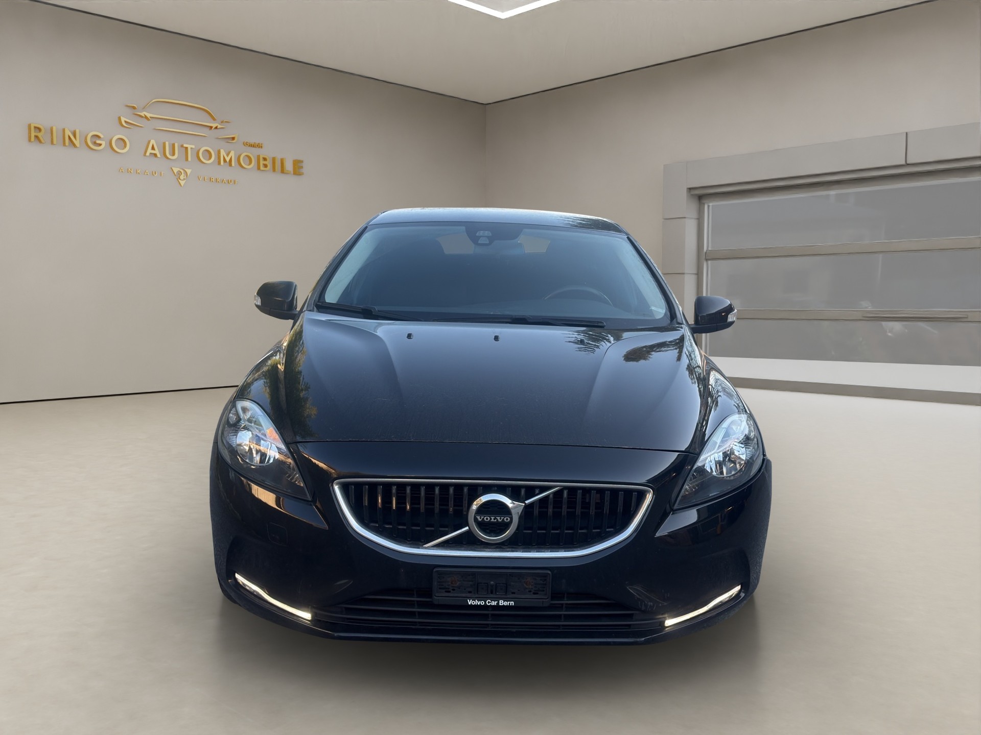 VOLVO V40 D3 Momentum Geartronic-image-1
