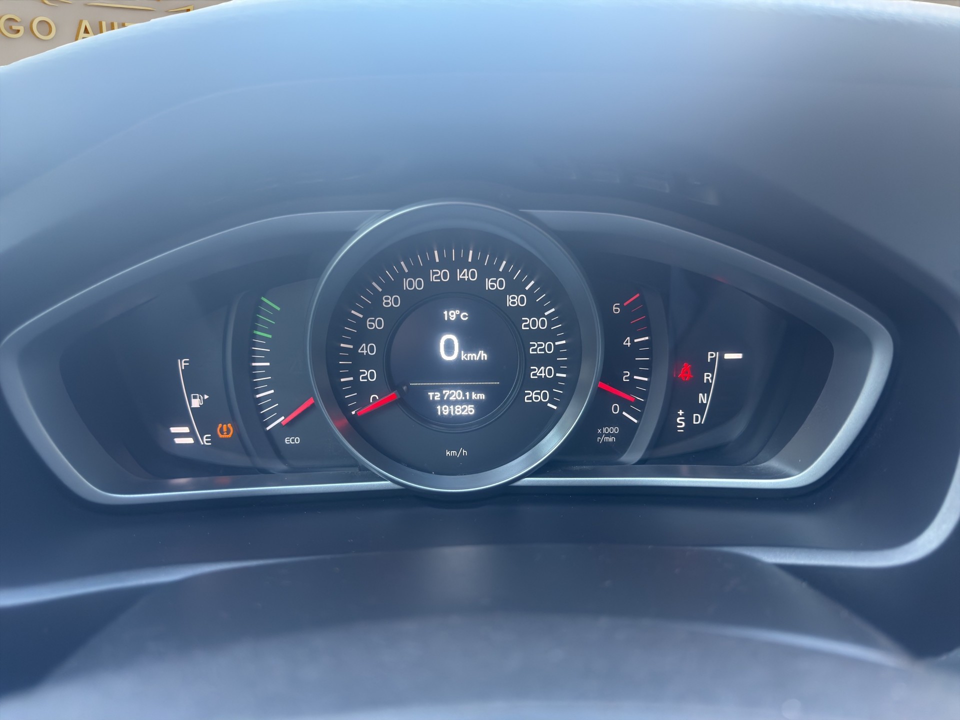 VOLVO V40 D3 Momentum Geartronic-image-8