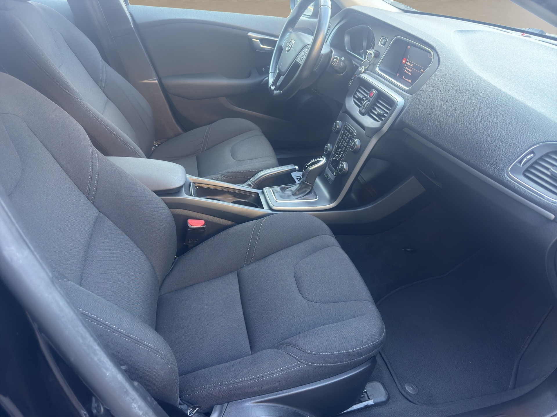 VOLVO V40 D3 Momentum Geartronic-image-11