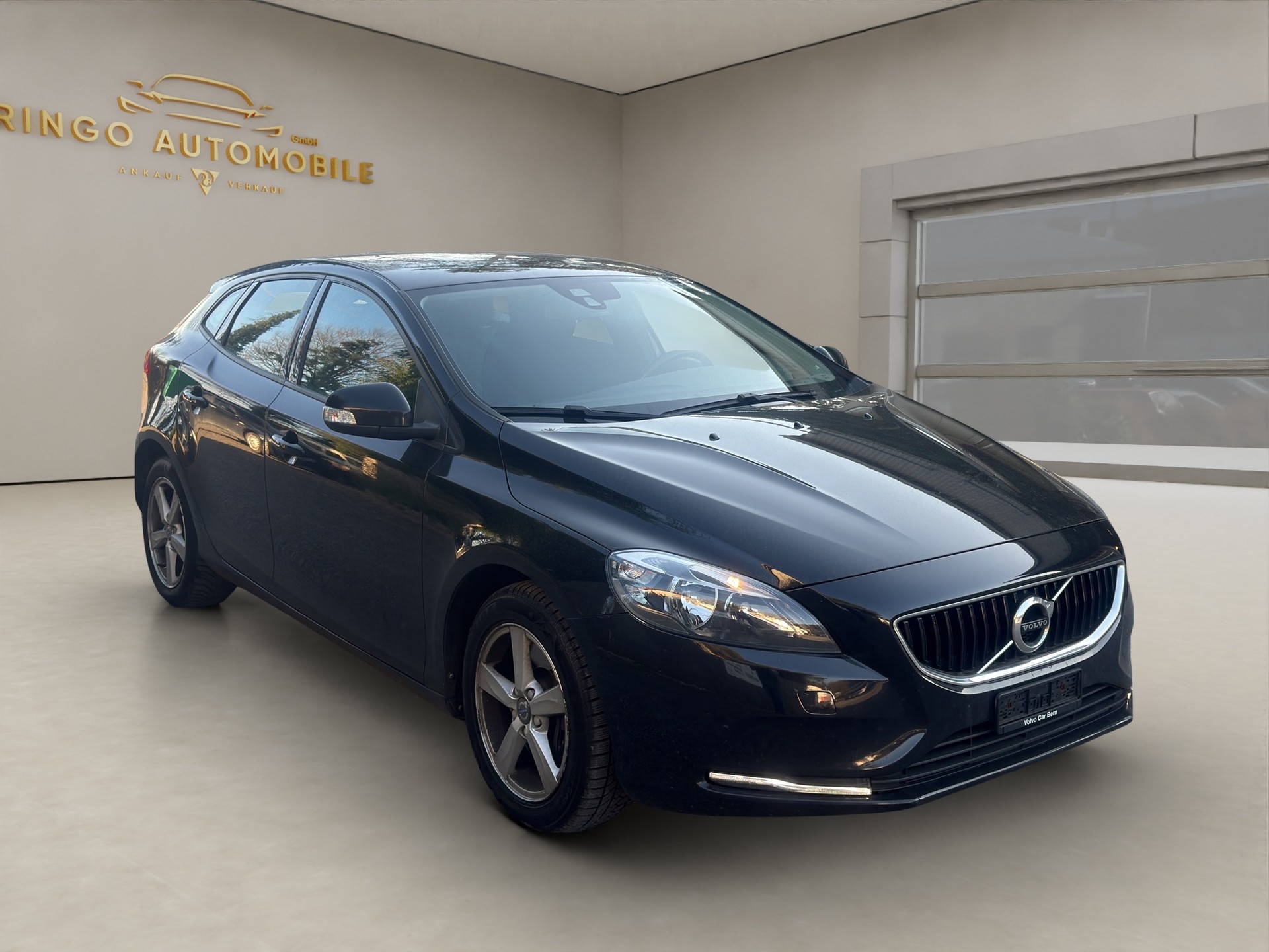 VOLVO V40 D3 Momentum Geartronic-image-0