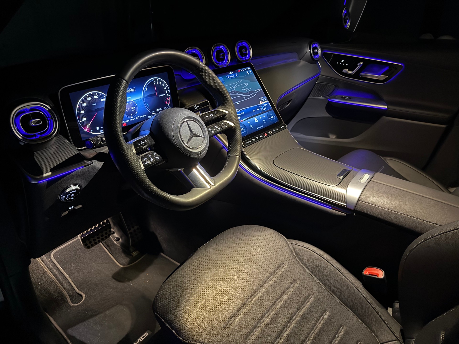 MERCEDES-BENZ GLC 300 e 4MATIC AMG Line-image-4