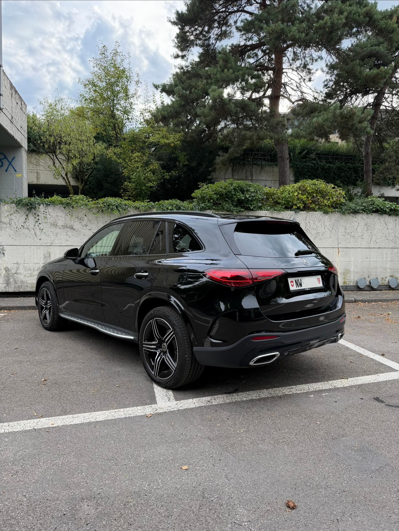 MERCEDES-BENZ GLC 300 e 4MATIC AMG Line-image-2