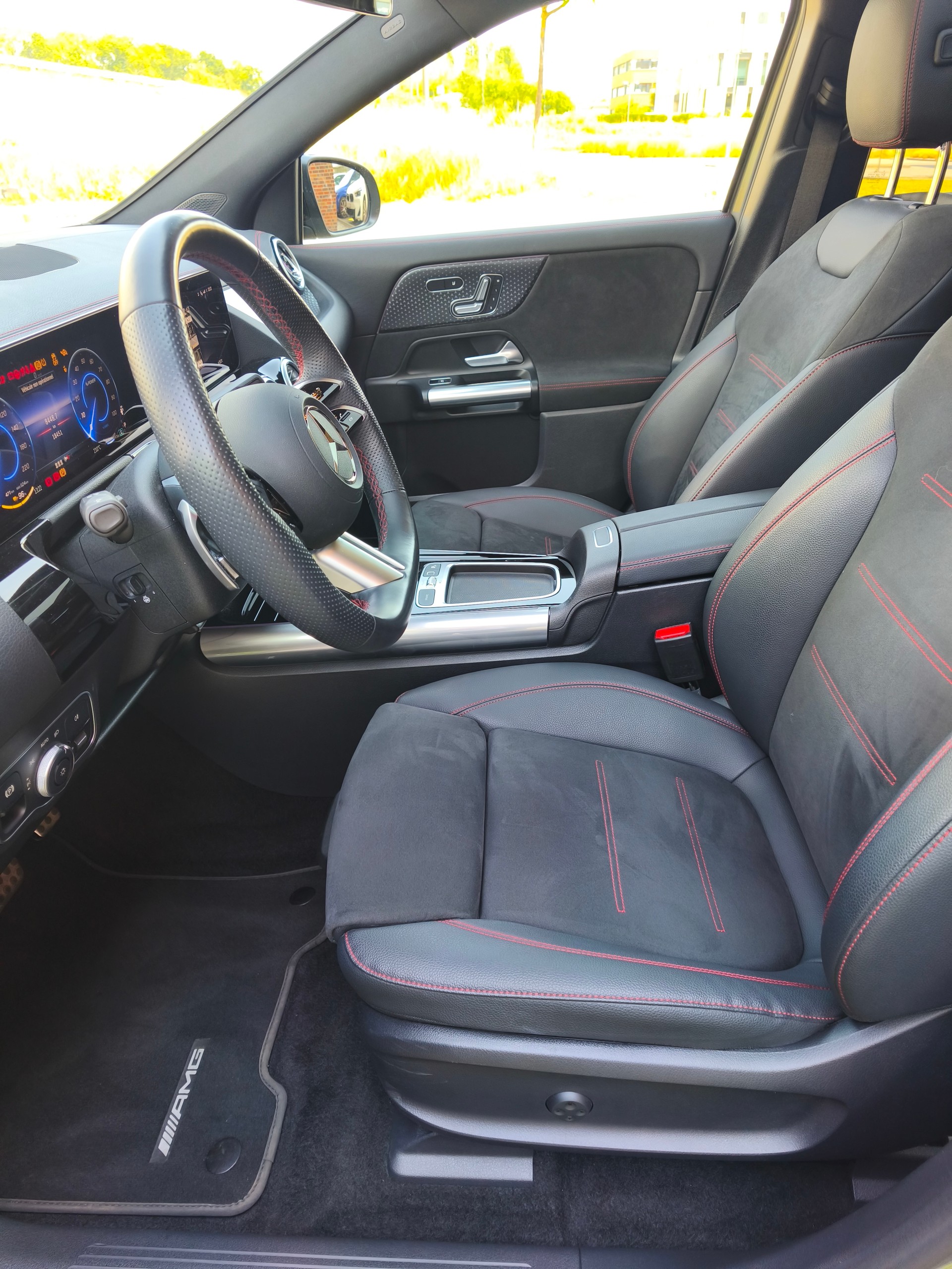 MERCEDES-BENZ EQA 350 Excellence AMG Line 4matic-image-4
