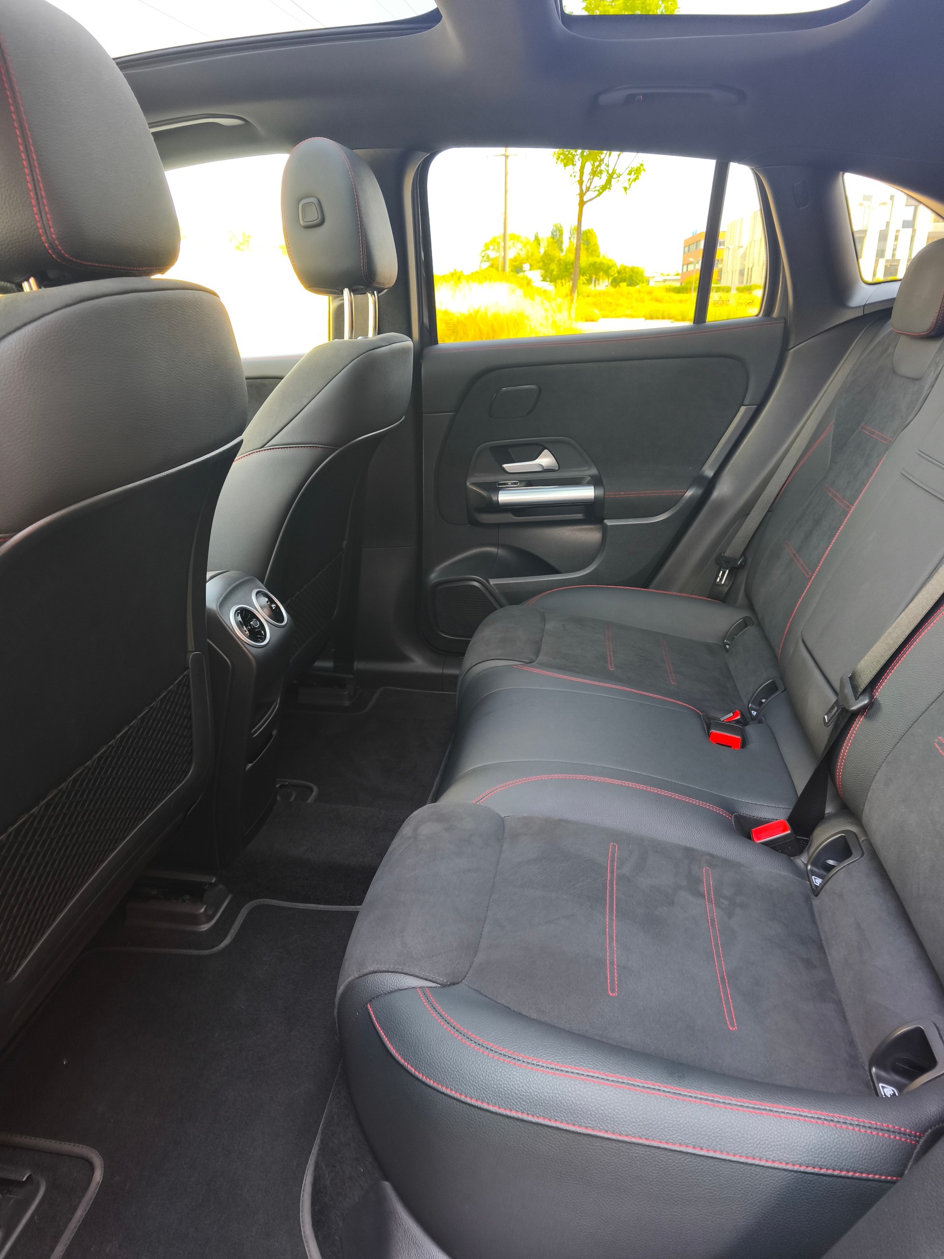 MERCEDES-BENZ EQA 350 Excellence AMG Line 4matic-image-5