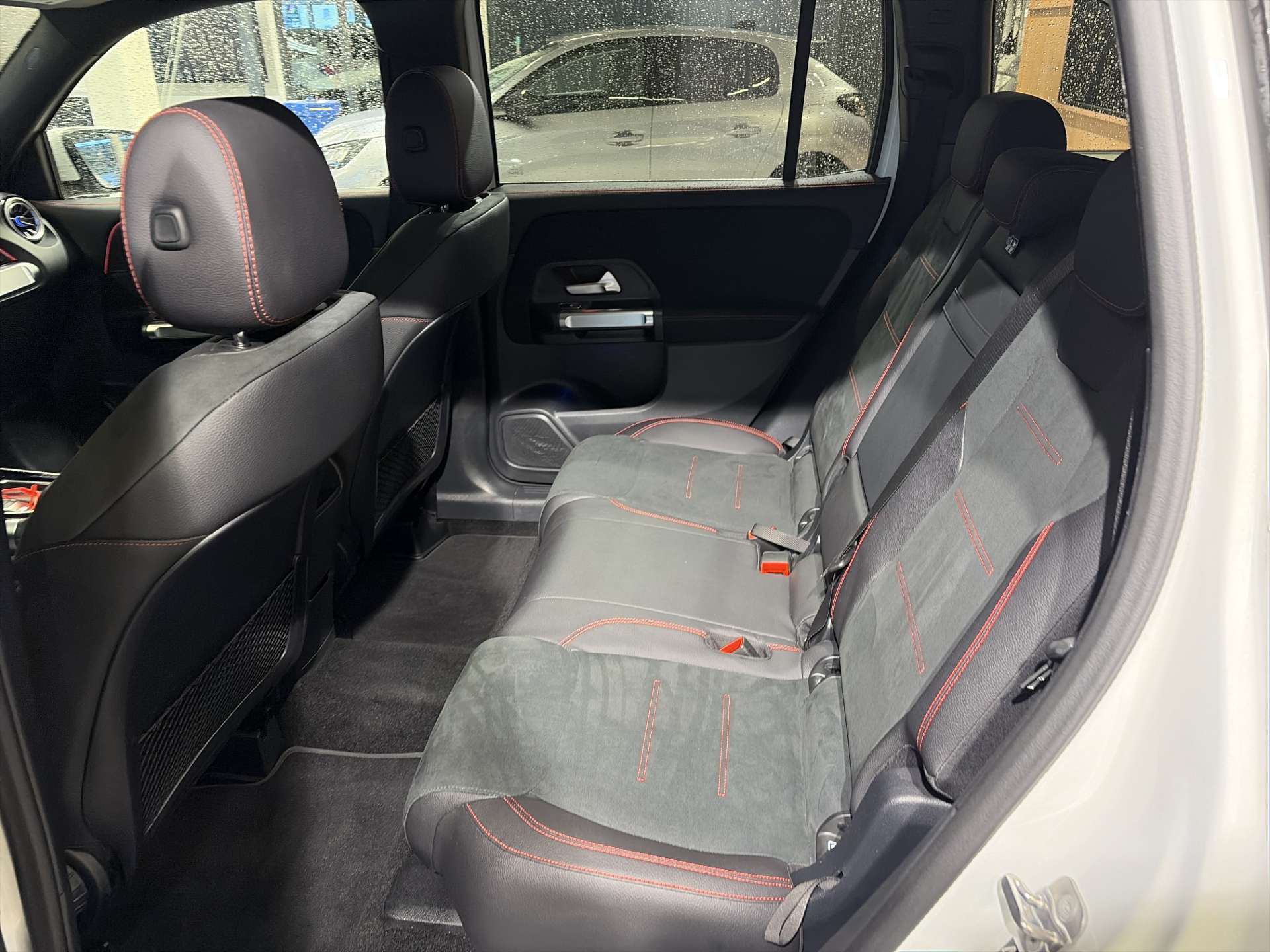 MERCEDES-BENZ GLB 220 d AMG-Line 4Matic G-Tronic Automat-image-6