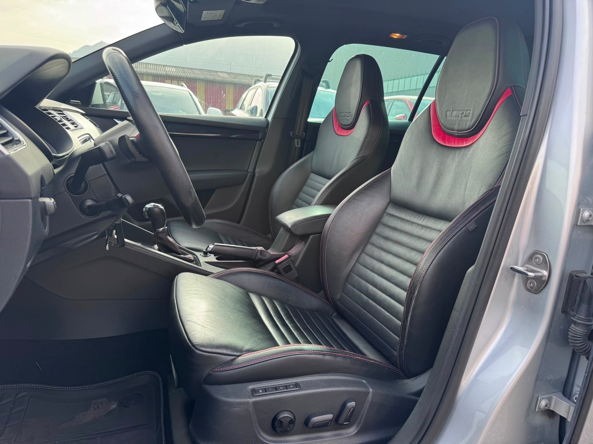 SKODA Octavia Combi 2.0 TDI RS 4x4 DSG-image-9