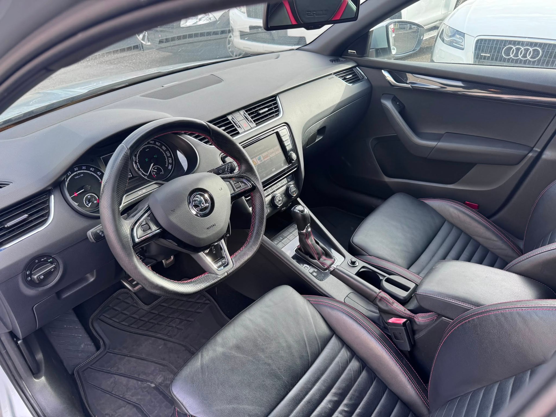 SKODA Octavia Combi 2.0 TDI RS 4x4 DSG-image-8