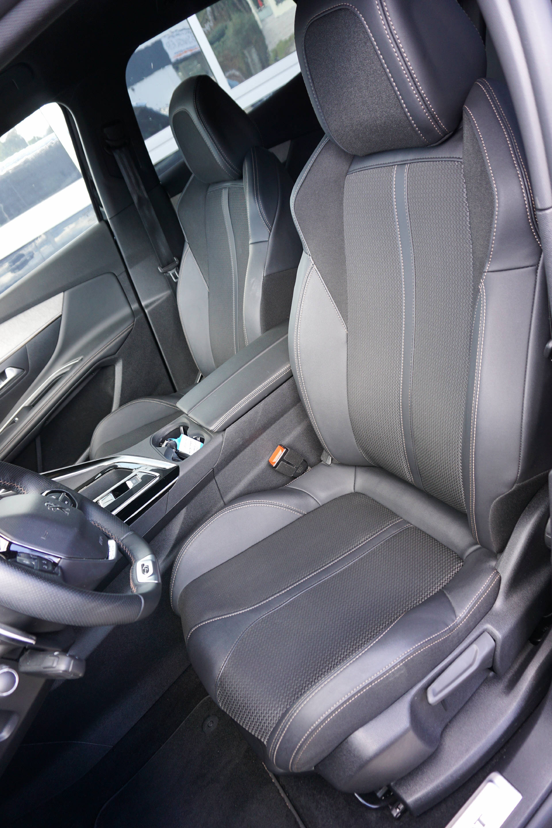 PEUGEOT 3008 1.2 Hybrid GT-image-9