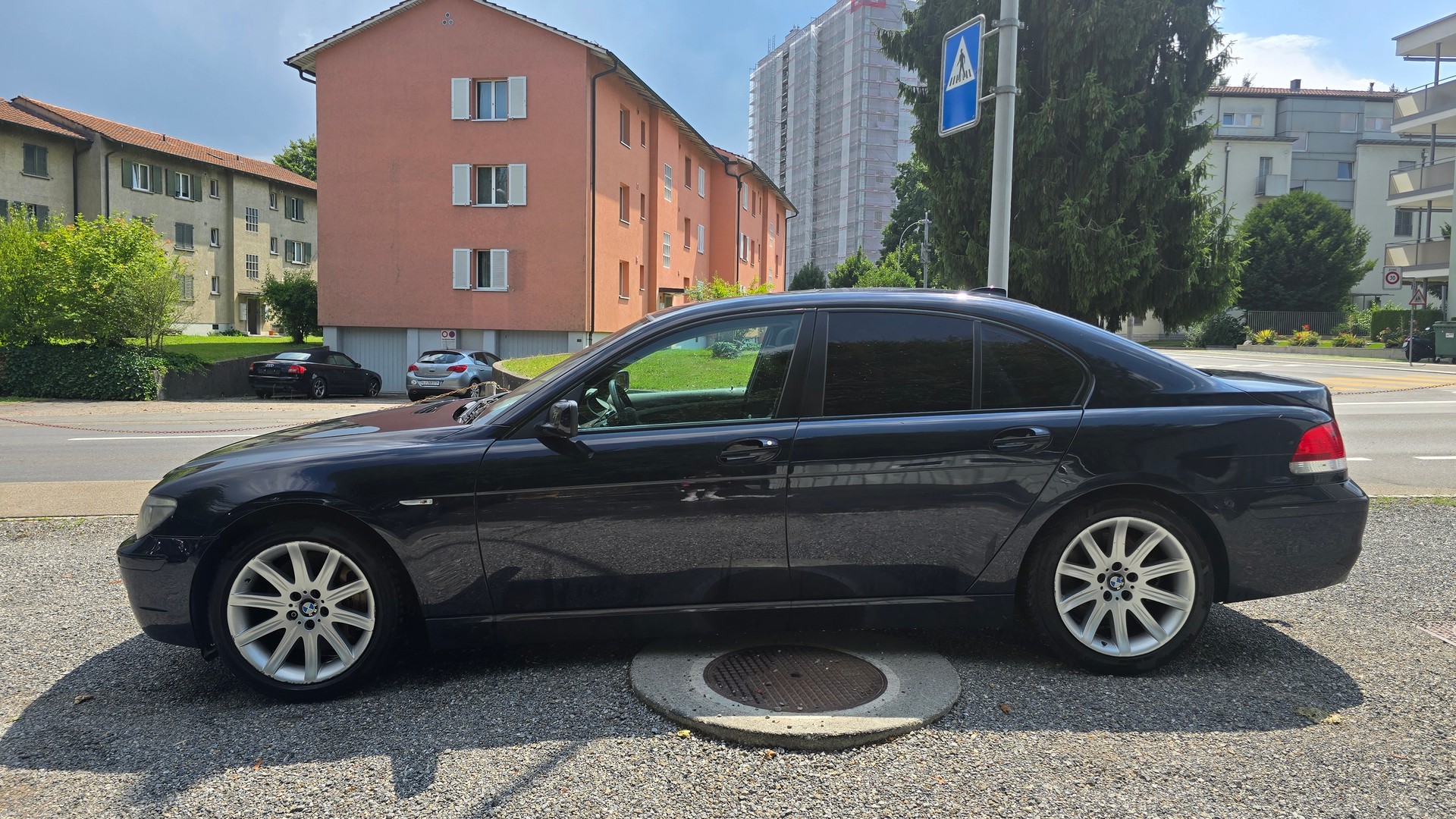 BMW 745d-showroom-element-3
