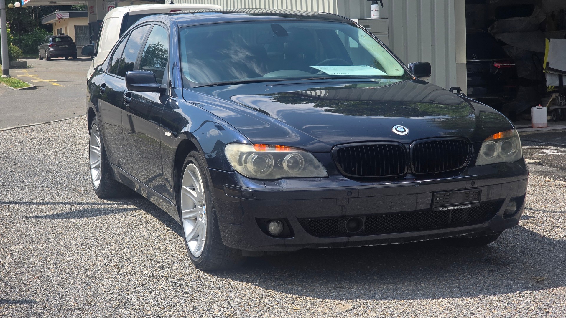 BMW 745d-showroom-element-2
