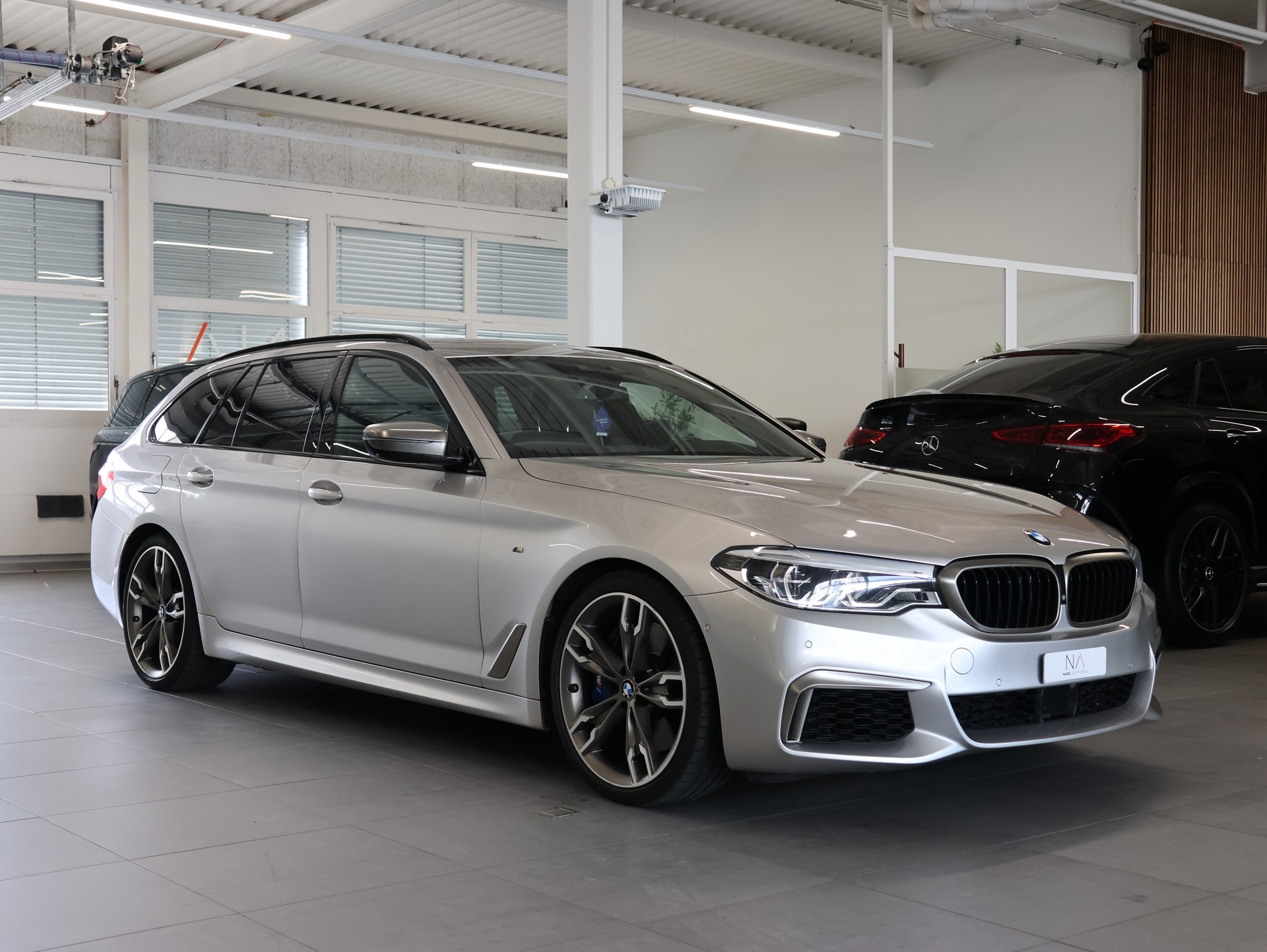 BMW M550d xDrive Touring Steptronic-showroom-element-1