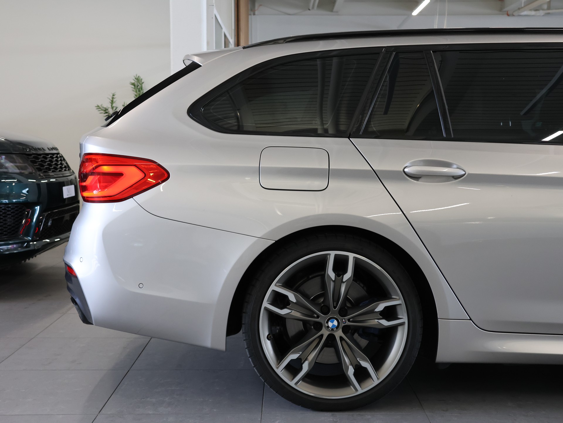 BMW M550d xDrive Touring Steptronic-image-8