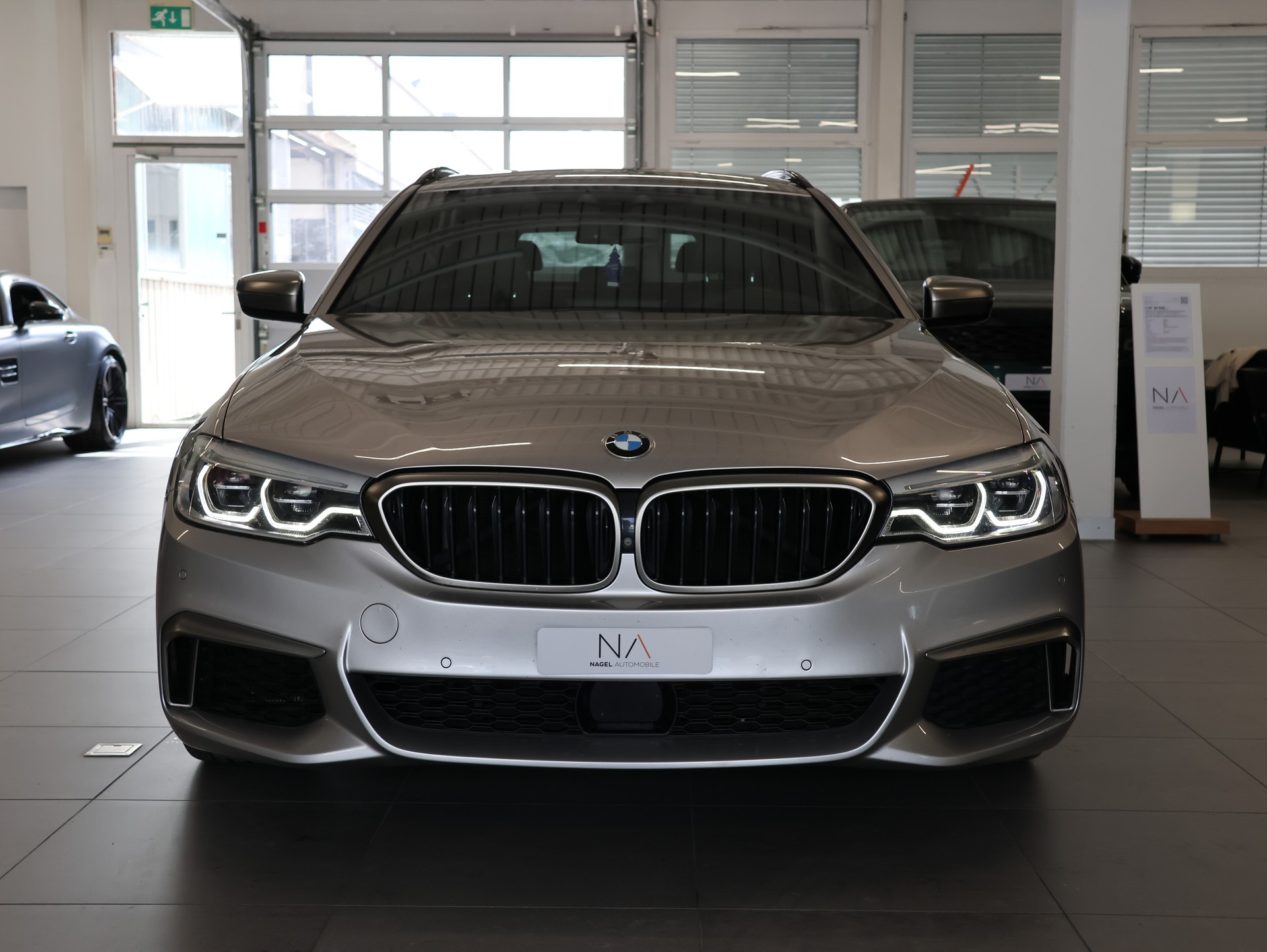 BMW M550d xDrive Touring Steptronic-showroom-element-2