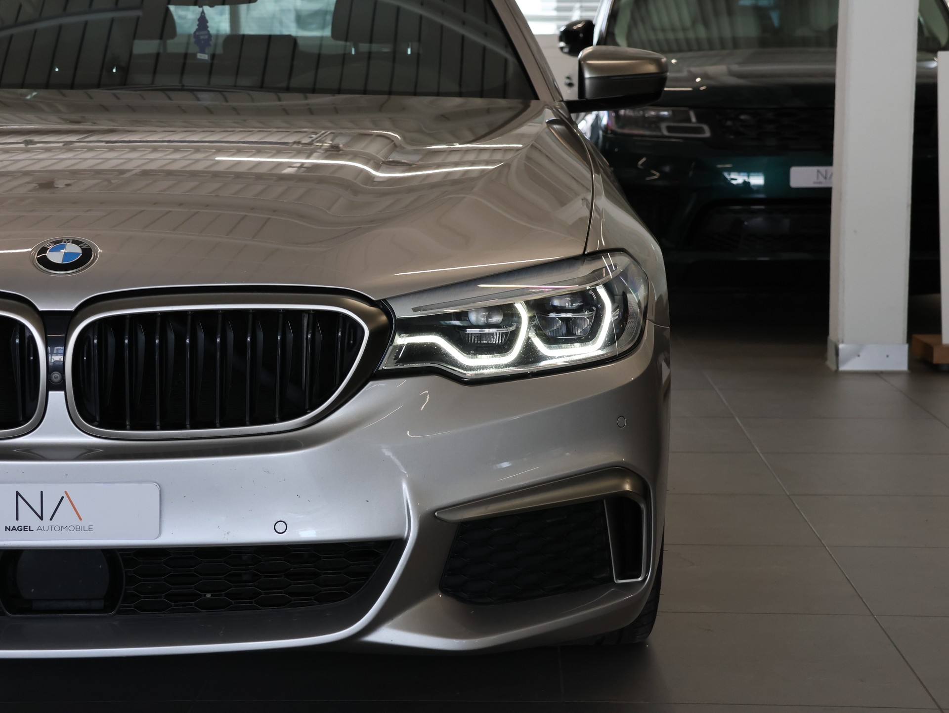BMW M550d xDrive Touring Steptronic-showroom-element-3