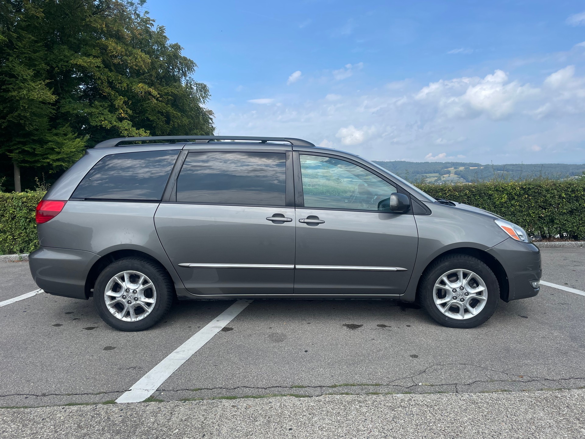 TOYOTA XLE Limited-image-0