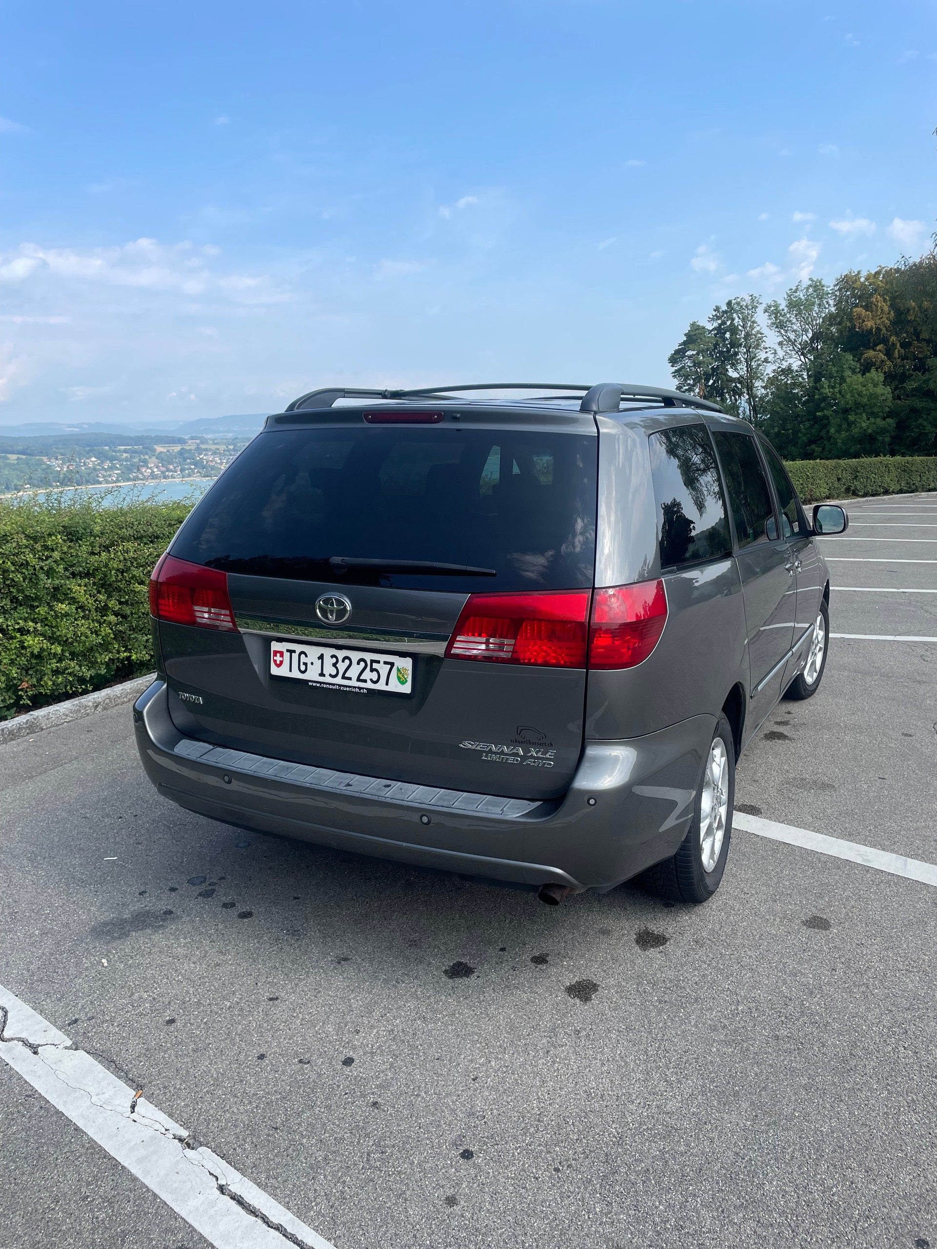 TOYOTA XLE Limited-image-1
