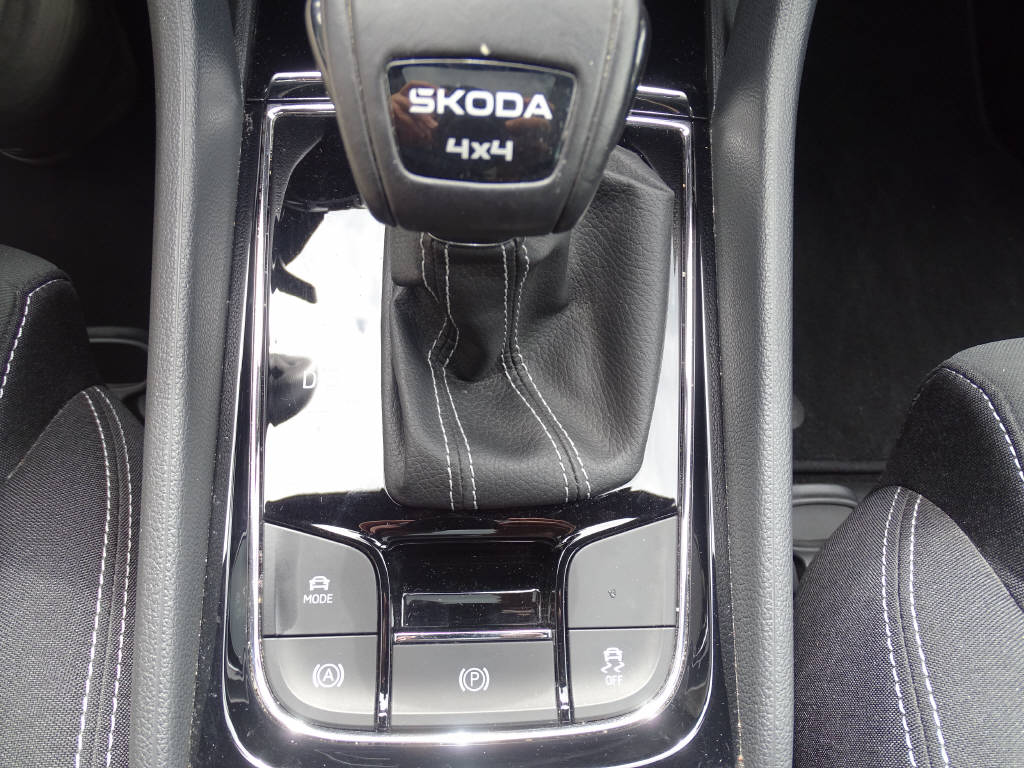 SKODA Karoq 2.0 TSI SportLine 4x4 DSG-image-15
