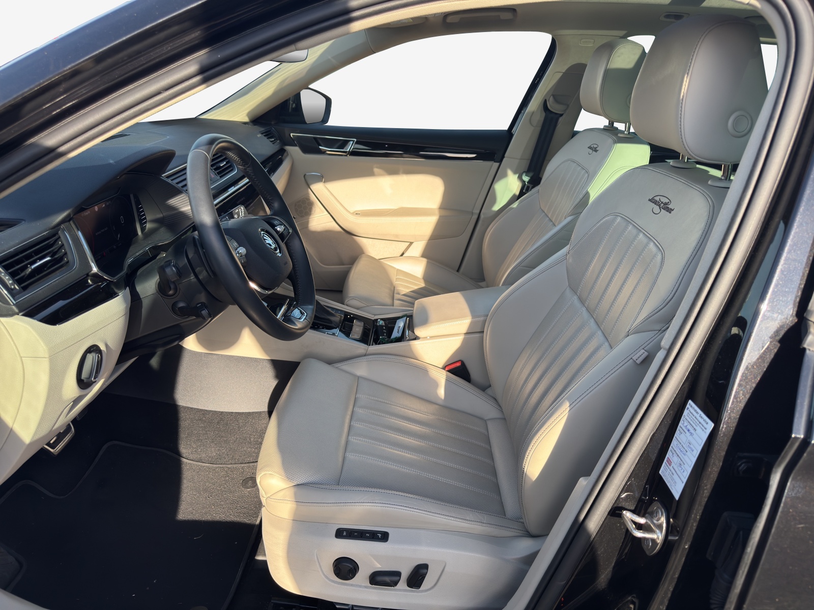 SKODA Superb Combi 2.0 TSI L&K Light 4x4 DSG-image-7