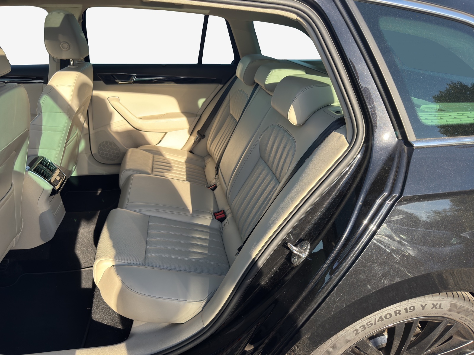 SKODA Superb Combi 2.0 TSI L&K Light 4x4 DSG-image-11