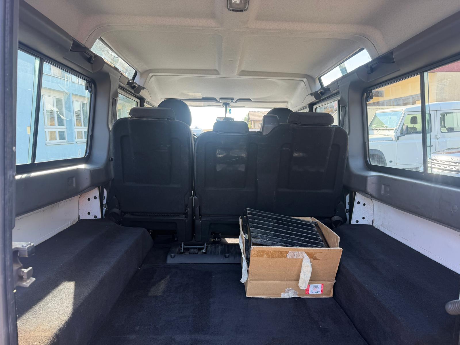 LAND ROVER Defender 110 2.2 TD4 Station Wagon Legend-image-10